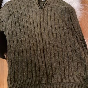 GC Hanes Sport pullover sweater in men’s Size L!!!